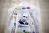Blusa bordada con la cara del presidente ruso Vladimir Putin en una tienda de Ekaterimburgo, el 18 de junio.
· Foto: Jorge Guerrero, AFP. Blusa bordada con la cara del presidente ruso Vladimir Putin en una tienda de Ekaterimburgo, el 18 de junio.
· Foto: Jorge Guerrero, AFP.