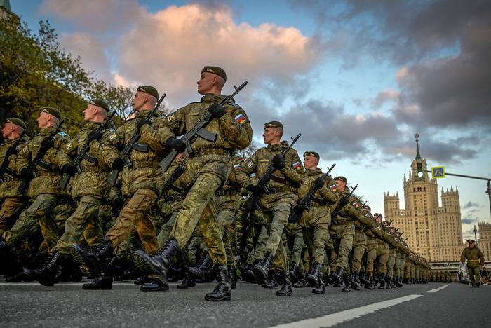 Militares rusos participan en un ensayo del desfile militar del Día de la Victoria, en el centro de Moscú. · Foto: Natalia Kolesnikova, AFP