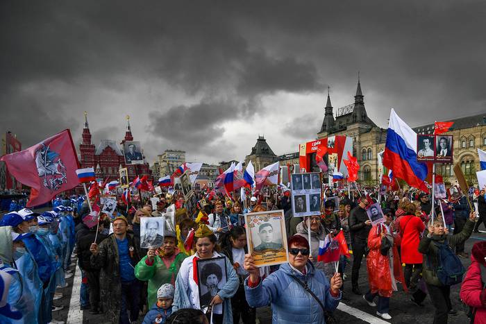 Público durante la marcha del Regimiento Inmortal en la Plaza Roja, en el centro de Moscú (09.05.2022). · Foto: Natalia Kolesnikova, AFP