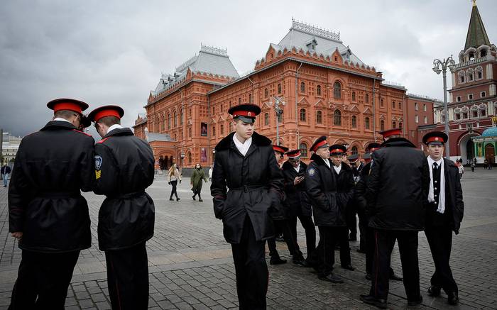 Cadetes militares rusos esperan un traslado en la plaza Manezhnaya, a las afueras del Kremlin en Moscú (26.09.2022).