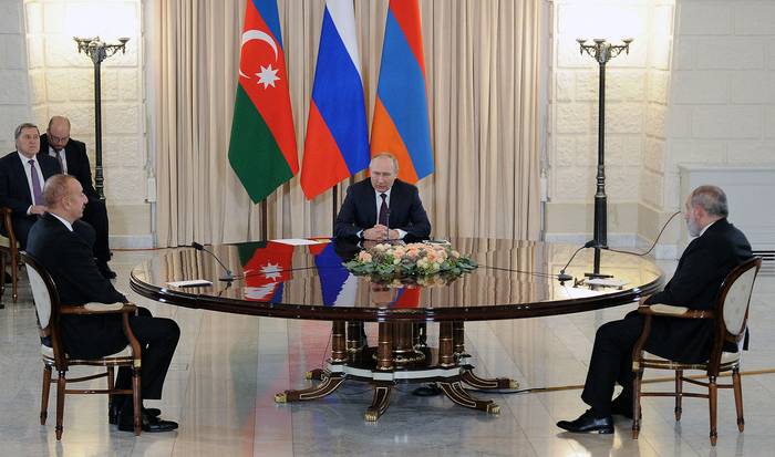 El presidente ruso Vladimir Putin (C), el primer ministro armenio Nikol Pashinyan (d) y el presidente azerbaiyano Ilham Aliyev, en la ciudad de Sochi, en el Mar Negro (31.10.2022). · Foto: Mikhail Klimentyev, Sputnik, AFP