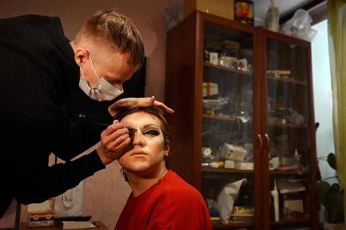 La artista drag Valera, de 20 años, se maquilla para el personaje Saffron, el 28 de noviembre, en Moscú. · Foto: Natalia Kolesnikova, AFP
