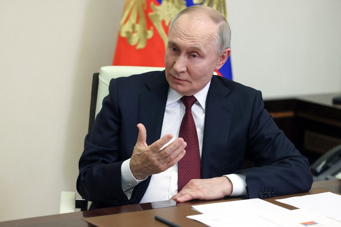 Vladimir Putin en la residencia estatal Novo-Ogaryovo, en las afueras de Moscú, el 24 de febrero. · Foto: Mikhail Metzel, Sputnik, AFP