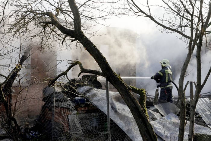 Incendio en una casa luego de un ataque con drones, el 9 de noviembre, en el pueblo de Stanovoye, región de Moscú. · Foto: Tatyana Makeyeva / AFP