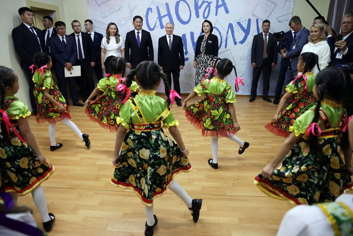 El presidente de Rusia, Vladimir Putin, y el presidente de Mongolia, Ukhnaagiin Khurelsukh, visitan una escuela, el 3 de setiembre, en Ulán Bator, Mongolia. · Foto: Vyacheslav Prokofyev, pool, AFP