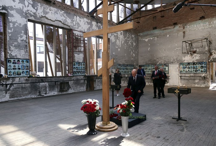 Vladimir Putin visita el lugar de la escuela destruida, donde en 2004 militantes chechenos tomaron como rehenes a más de mil personas, el 20 de agosto, en Beslán. · Foto: Sergei Karpukhin, pool, AFP