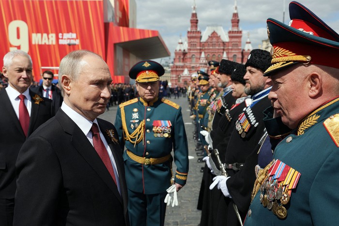 Vladimir Putin saluda a los comandantes militares tras el desfile militar del Día de la Victoria en la Plaza Roja, el 9 de mayo, en el centro de Moscú. · Foto: Gavriil Grigorov, pool, AFP