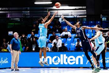 Bruno Fitipaldo de Uruguay y Jarell Eddie de Estados Unidos. · Foto: Fiba Americup