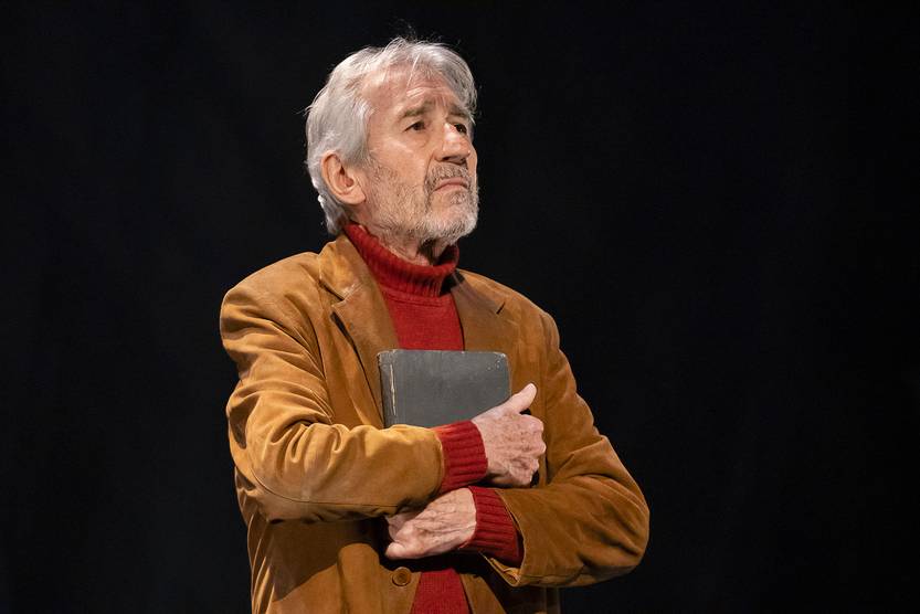 sacristán senora-de-rojo-sobre-fondo-gris-16