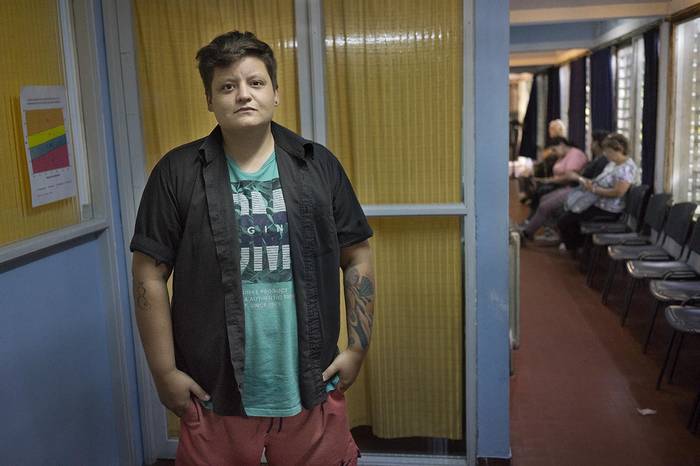 Santiago Petrini (27) en la policlínica de atención integral para personas trans en el Hospital Saint Bois de ASSE. Foto: Mariana Greif