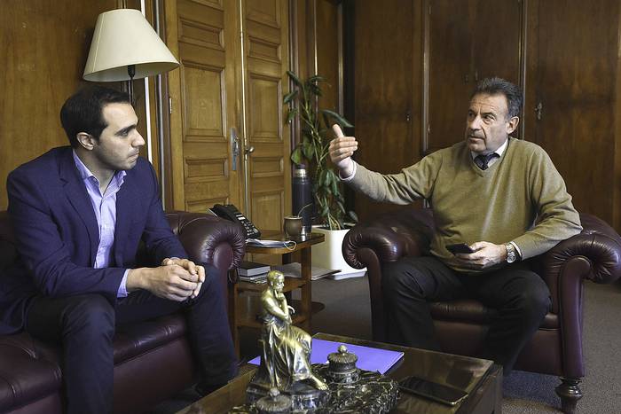 José Luis Satdjian y Daniel Salinas, el 21 de agosto, en su despacho del ministerio. 
 · Foto: Federico Gutiérrez