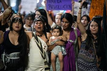 Representantes del Consejo de la Nación Charrúa en la plaza Libertad (archivo, marzo de 2020). · Foto: Santiago Mazzarovich / adhocFOTOS