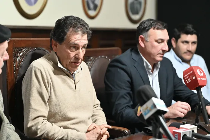 Luis Manfredi y Carlos Albisu durante el lanzamiento de la Expo Salto 2026. · Foto: Ariel Volpi