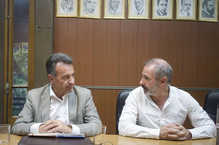 Daniel Salinas y Gustavo Grecco, el 20 de diciembre, en el Sindicato Médico del Uruguay. · Foto: Mariana Greif