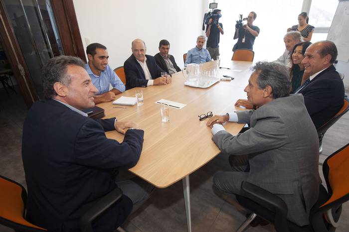 Reunión de los representantes de las mutualistas con Daniel Salinas, ayer, en la sede de Todos.  · Foto: Federico Gutiérrez