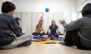 Sesión de teatro terapéutico en el Pereira Rossell. · Foto: Gianni Schiaffarino