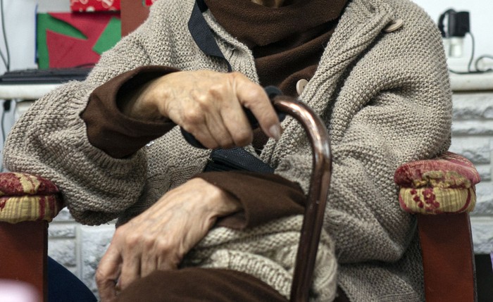 Foto principal del artículo 'Violencia contra las personas mayores: especialistas en vejez señalan insuficiencia de políticas públicas en relación a la demanda' · Foto: Ernesto Ryan