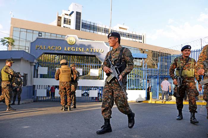 Efectivos del Ejército de El Salvador frente al Palacio Legislativo, el domingo 9 de febrero.  · Foto: Marvin Recinos, AFP