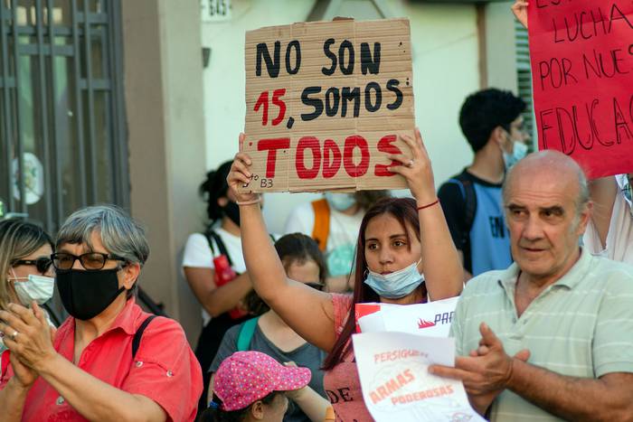 Marcha en apoyo a docentes sancionados, ayer, en San José. · Foto: Paola Alcorta