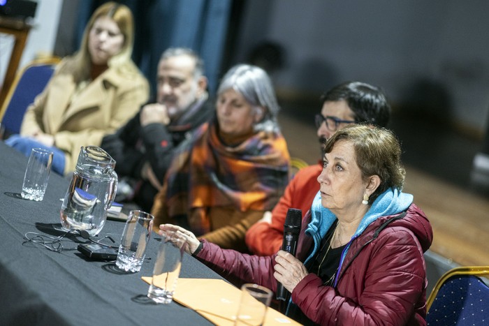 Isabel Solís, José Cosso, Silvia González, Javier Correa y Virginia Martínez, durante la sesión pública de la Comisión Nacional Honoraria de Sitios de Memoria, el 21 de agosto, en el Instituto Cultural de España en San José. · Foto: Ernesto Ryan