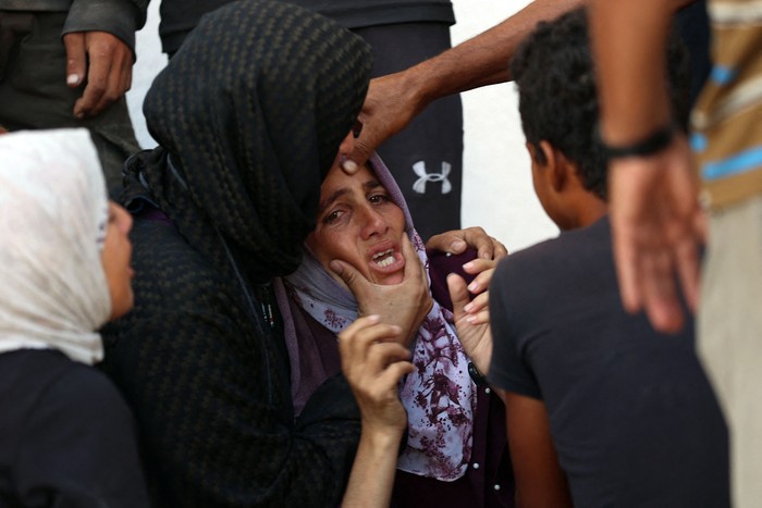 Mujeres palestinas lloran frente al hospital Al-Shifa, el 26 de junio, en la ciudad de Gaza, tras la muerte de varias personas durante los ataques israelíes nocturnos. · Foto: Omar Al-Qattaa, AFP