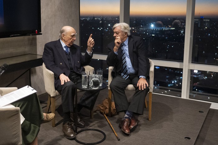 Julio María Sanguinetti y Luis Alberto Lacalle Herrera, ayer, en el Club de Ejecutivos de Montevideo, en el piso 40 del World Trade Center. · Foto: Alessandro Maradei