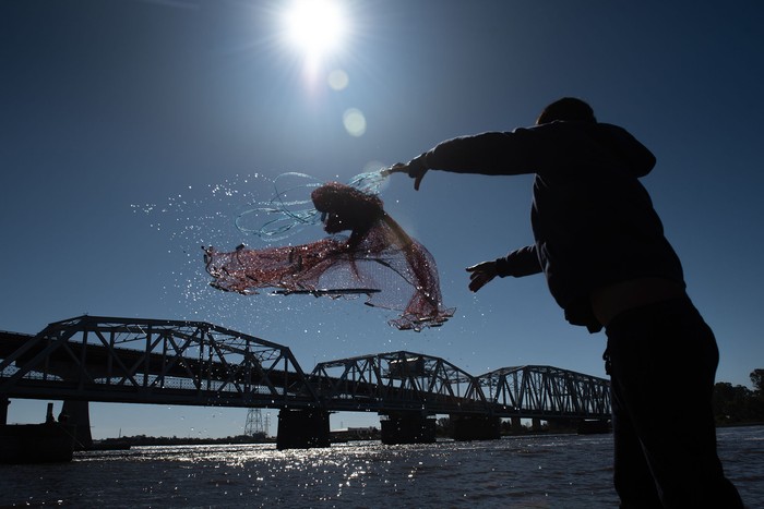 Pesca en el río Santa Lucía, en Santiago Vázquez. · Foto: Gianni Schiaffarino