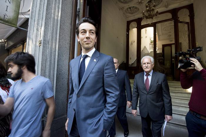 Juan Sartori, ayer, en la puerta de la casa del Partido Nacional. Atrás, Óscar Costa y Alem García.  · Foto: Federico Gutiérrez