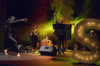 Susy Shock y su Bandada de Colibríes en la sala Zitarrosa, durante la Semana de Arte Trans del 2018. Foto: Mariana Greif Susy Shock y su Bandada de Colibríes en la sala Zitarrosa, durante la Semana de Arte Trans del 2018. Foto: Mariana Greif