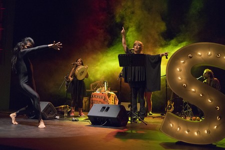 Susy Shock y su Bandada de Colibríes en la sala Zitarrosa, durante la Semana de Arte Trans del 2018. Foto: Mariana Greif · Foto: Mariana Greif Susy Shock y su Bandada de Colibríes en la sala Zitarrosa, durante la Semana de Arte Trans del 2018. Foto: Mariana Greif · Foto: Mariana Greif