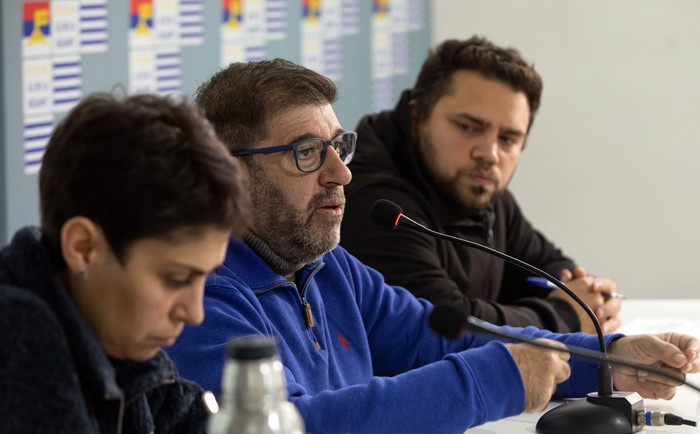 Verónica Piñeiro, Fernando Pereira y Daniel Mariño, el 23 de mayo, en el Secretariado del Frente Amplio, en La Huella de Seregni. · Foto: Rodrigo Viera Amaral