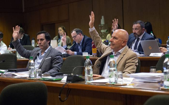 Legisladores oficialistas en la comisión de seguridad social, en el anexo del Palacio Legislativo (20.04.2023). · Foto: Alessandro Maradei