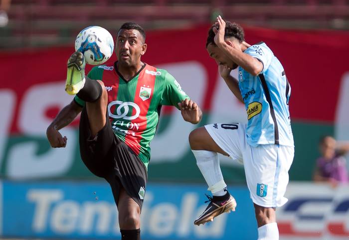 Adrián Leites, de Rampla Juniors, y Diego Aguilera, de Uruguay Montevideo, en el estadio Olímpico (11.03.2023). · Foto: Ramiro Cicao