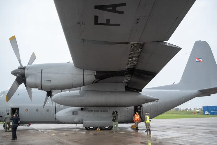 Avión Hércules de la Fuerza Aérea Uruguaya, previo a partir rumbo a Venezuela, el 18 de julio. · Foto: Ignacio Turell, Presidencia