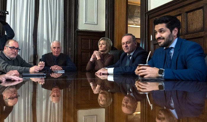Carlos Negro con líderes de los partidos políticos con representación parlamentaria, el miércoles, en el Ministerio del Interior. · Foto: Hugo de León