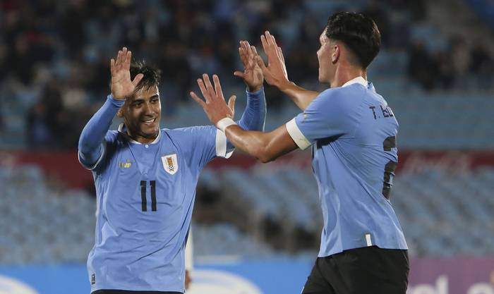 Facundo Torres y Thiago Borbas luego del gol de Uruguay a Cuba este martes, en el estadio Centenario. · Foto: Camilo dos Santos