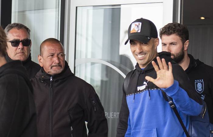 Luis Suárez en el aeropuerto de Carrasco, el 13 de noviembre. · Foto: Alessandro Maradei
