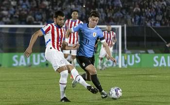Junior Alonso, de Paraguay, y Facundo Pellistri, de Uruguay, el 6 de setiembre de 2024, en el estadio Centenario. · Foto: Rodrigo Viera Amaral