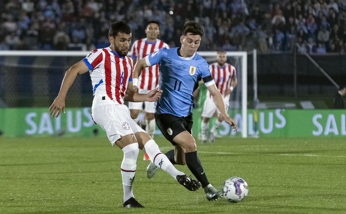 Junior Alonso, de Paraguay, y Facundo Pellistri, de Uruguay, el 6 de setiembre de 2024, en el estadio Centenario. · Foto: Rodrigo Viera Amaral Junior Alonso, de Paraguay, y Facundo Pellistri, de Uruguay, el 6 de setiembre de 2024, en el estadio Centenario. · Foto: Rodrigo Viera Amaral
