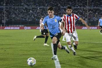 Facundo Pellistri, de Uruguay, y Junior Alonso, de Paraguay, en el estadio Centenario (archivo, setiembre de 2024). · Foto: Rodrigo Viera Amaral