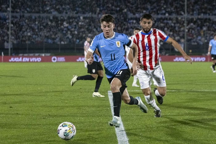 Facundo Pellistri, de Uruguay, y Junior Alonso, de Paraguay, en el estadio Centenario (archivo, setiembre de 2024). · Foto: Rodrigo Viera Amaral Facundo Pellistri, de Uruguay, y Junior Alonso, de Paraguay, en el estadio Centenario (archivo, setiembre de 2024). · Foto: Rodrigo Viera Amaral