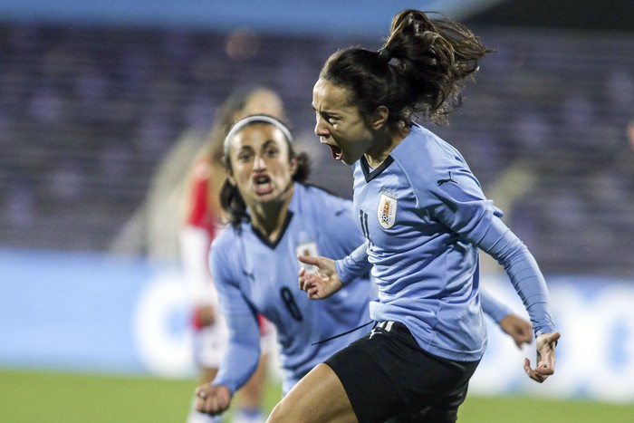 Ximena Velazco y Esperanza Pizarro, de Uruguay, en el estadio Luis Franzini (archivo, junio de 2021). · Foto: .