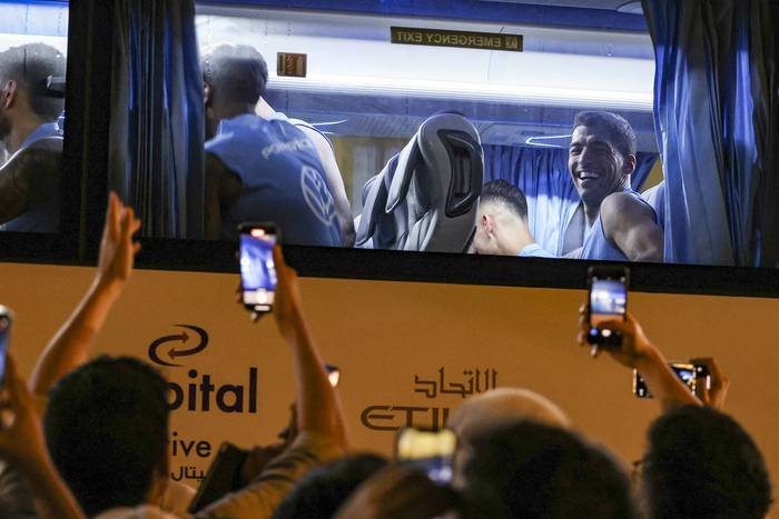 Luis Suárez, en el ómnibus de la Selección Uruguaya, camino al estadio Abu Dhabi, para un entrenamiento. · Foto:  Karim Sahib, Afp