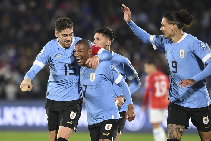 Federico Valverde, Nicolás de la Cruz y Darwin Núñez, festejan un gol a Chile, el 8 de setiembre de 2023. · Foto: Sandro Pereyra