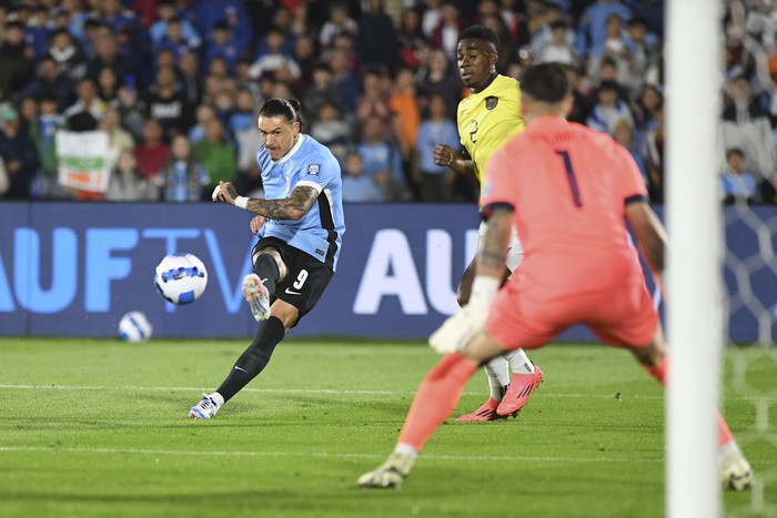 Darwin Núñez, durante el encuentro ante Ecuador, el 15 de octubre en el estadio Centenario. · Foto: Sandro Pereyra