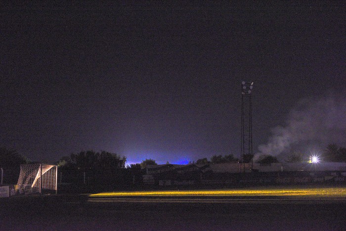 Apagón total en el Estadio Álvaro Pérez, por fallas en una de las torres de iluminación, durante el partido entre Maldonado y Rocha, por la 17a Copa Nacional de Selecciones, en Maldonado (archivo, febrero de 2020). · Foto: Fernando Morán