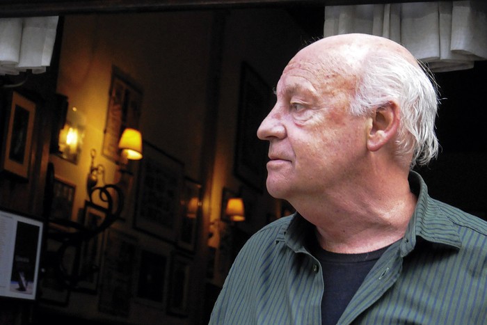 Eduardo Galeano durante una entrevista en el Café Brasilero, el 9 de abril de 2008. · Foto: Javier Calvelo