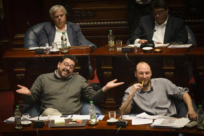 Alejandro Sánchez y Sebastián Sabini, este miércoles, durante la sesión del Senado. · Foto: Mara Quintero