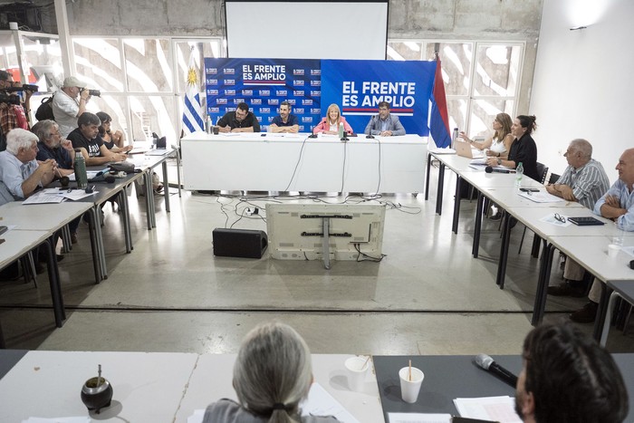 Reunión de Senadores del Frente Amplio, este lunes, en la Huella de Seregni. · Foto: Alessandro Maradei