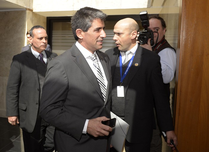 Raúl Sendic llegando a declarar en la comisión investigadora por la Planta Regasificadora de la cámara de diputados. Foto: Andrés Cuenca (archivo, agosto de 2017)